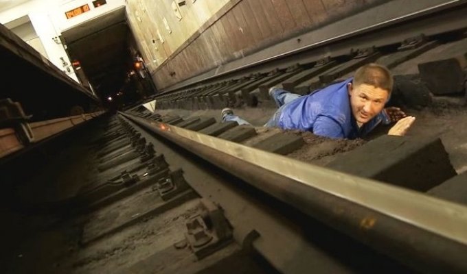 Что делать при падении на рельсы в метро. Инструкция, которая спасет жизни! (4 фото + 1 видео)