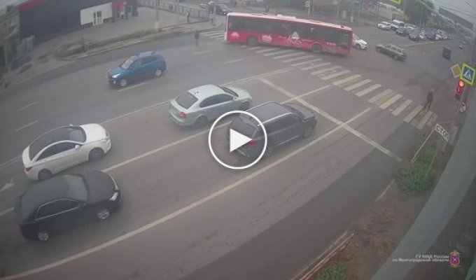 Решила немного срезать в Волгограде автобус сбил пенсионерку