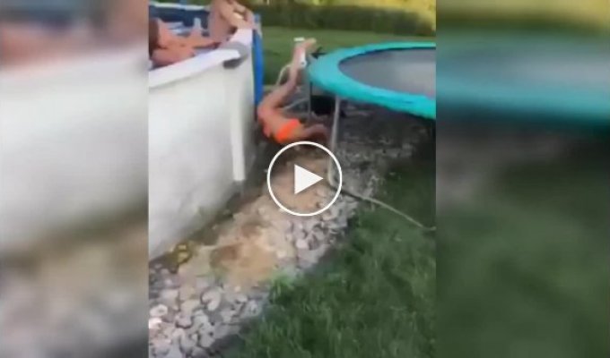 Девушка крайне неудачно прыгнула в бассейн через батут