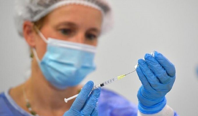 Медсестра-антиваксерша избавила пациентов от вакцинации (4 фото)
