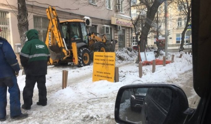 Коммунальщики перекопали экскаватором образцовый газон в Екатеринбурге (5 фото)