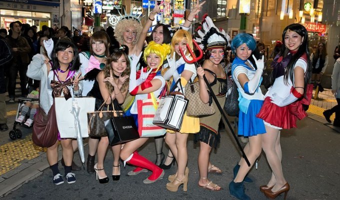 Модные персонажи на улицах Токио (25 фото)