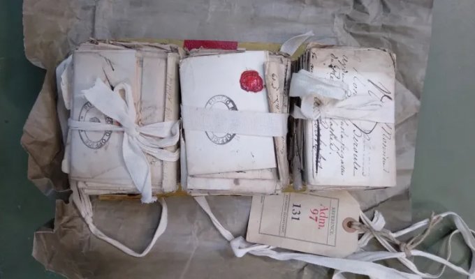 Спустя 265 лет в Британии прочитали интимные письма пленных французских моряков (3 фото)