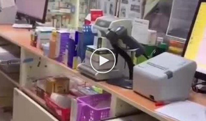 Странная покупательница в аптеке, которая очень любит материться и оскорблять людей (мат)