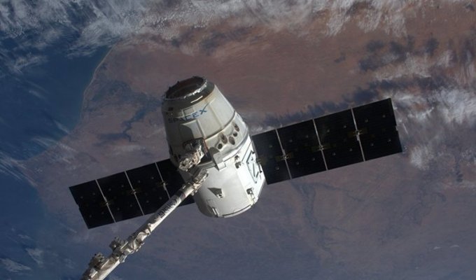 Космический грузовик Илона Маска завершил фантастическую миссию к МКС (2 фото)
