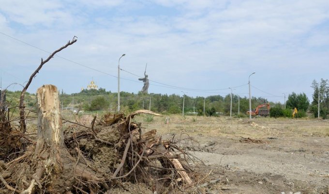 Мемориальный парк Мамаева кургана вырубили под медиацентр ЧМ-2018 и гигантскую парковку (15 фото)