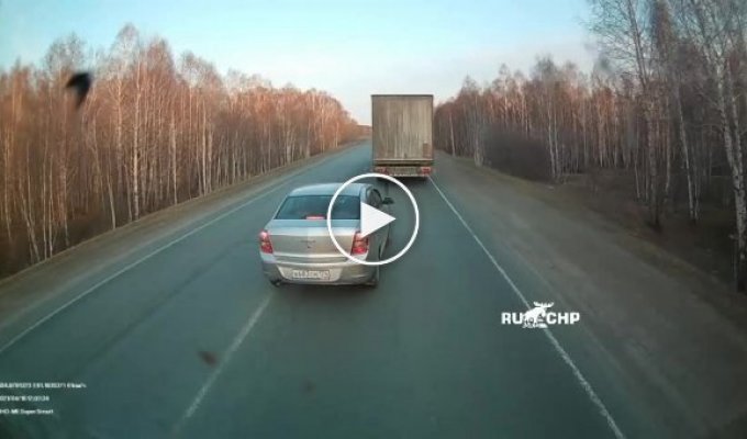 Серьезное столкновение двух обгоняющих автомобилей под Челябинском (мат)