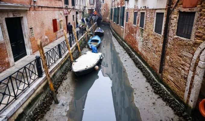 В Венеции пересохли каналы (3 фото)