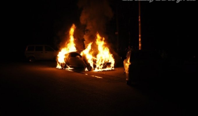 В Иркутске сгорел Bentley Continental GT (7 фото)