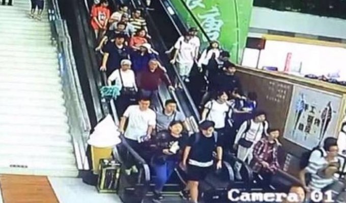 Ужасающие кадры обрушения потолка на туристов в китайском центре (3 фото + 1 видео)