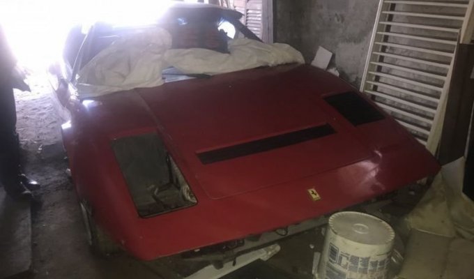Купил дом вслепую, а в гараже оказался Ferrari 1984 года выпуска (9 фото)