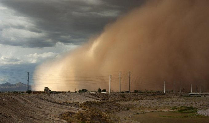 Песчаные бури наступают на города. 30 эффектных снимков песочной стихии (30 фото)