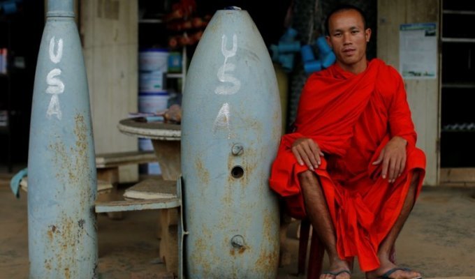 Лаос: как идут в дело неразорвавшиеся снаряды (10 фото)