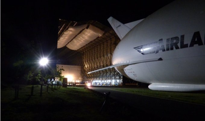 Самое крупное воздушное судно в мире впервые выведено из ангара (14 фото + 1 видео)
