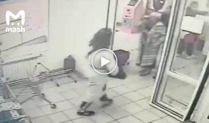 В Москве неадекватный мужчина с топором напал на покупателей в магазине