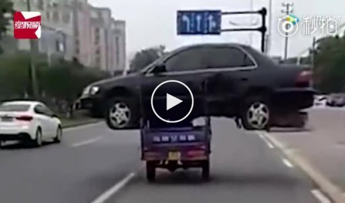 Китаец перевозил авто на мотоцикле