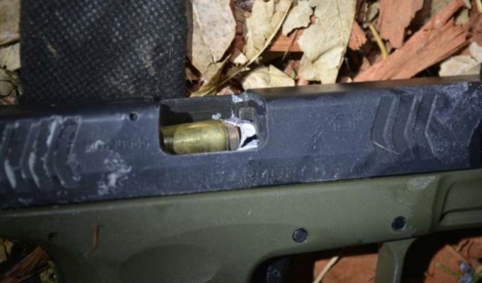 Пуля полицейского, стрелявшего в нападавших на него людей, попала в дуло пистолета преступника (2 фото)
