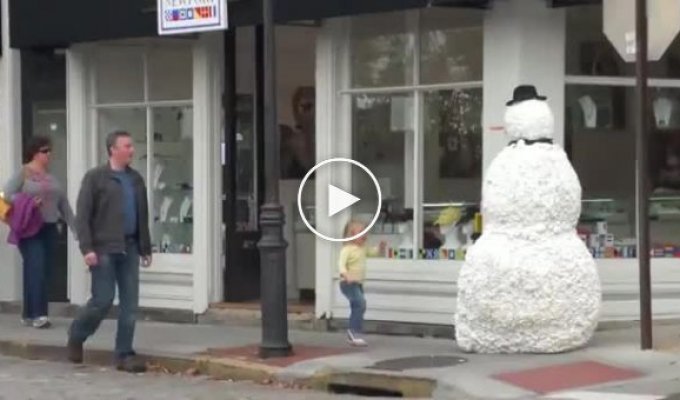 Снеговик напугал маленькую девочку