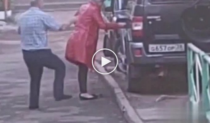 Женщина хотела поджечь машину мужчине
