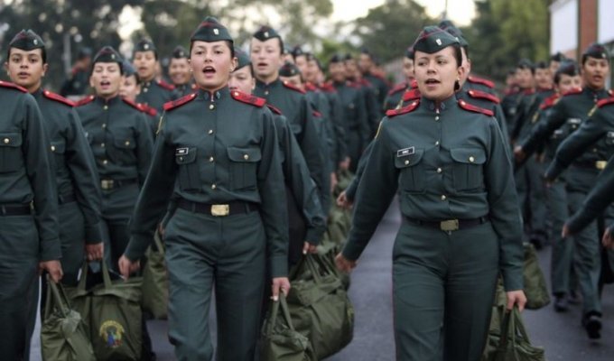  Женская военная школа в Колумбии (13 фото)