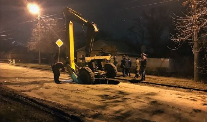 В Таганроге экскаватор провалился под землю (3 фото + видео)
