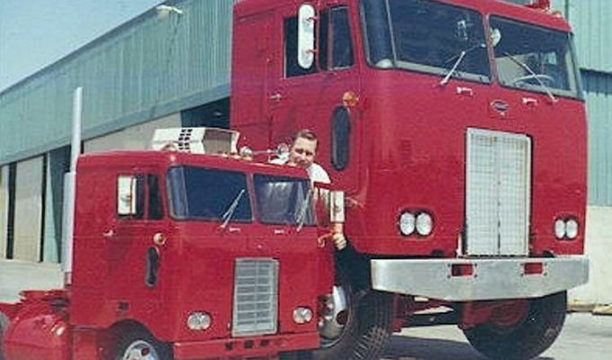 Шикарные уменьшенные американские грузовики от талантливого конструктора (8 фото)