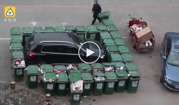 В Китае мусорщик заставил неправильно припаркованную машину баками