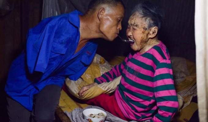 Китайский фермер-инвалид без рук ведет хозяйство и ухаживает за больной матерью (10 фото)