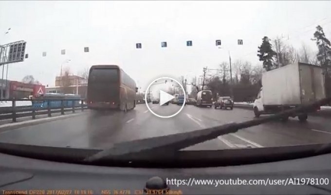 Автобус протаранил шесть машин в Москве