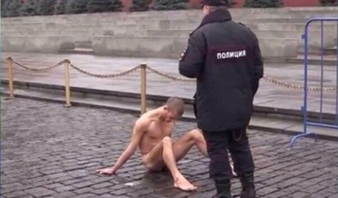 Художник прибил свои гениталии к брусчатке Красной площади (9 фото)