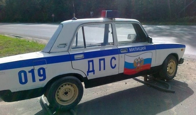Новинка российского автопрома: машина для пробок (4 фото)