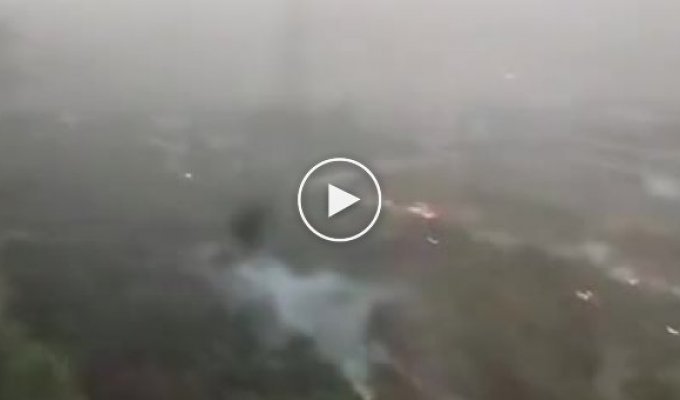 Попавшая в китайский небоскреб молния устроила впечатляющее световое шоу