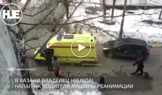Неадекватному водителю из Казани помешала карета скорой помощи