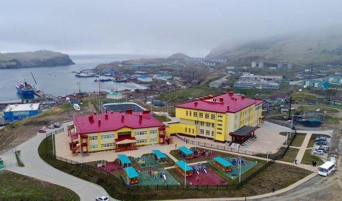 На Курильских островах открыт новый детский сад с бассейном (8 фото)
