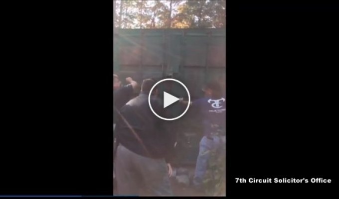 В Сети опубликовали видео спасения заложницы, которую маньяк держал на цепи в контейнере