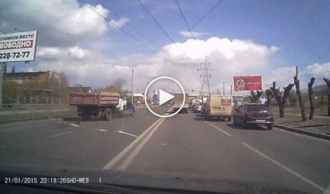 В Красноярске неуправляемый грузовик протаранил легковушку на встречной полосе