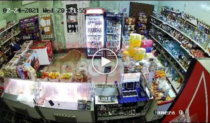Продавщица не дала вооруженному мужчине ограбить магазин (мат)