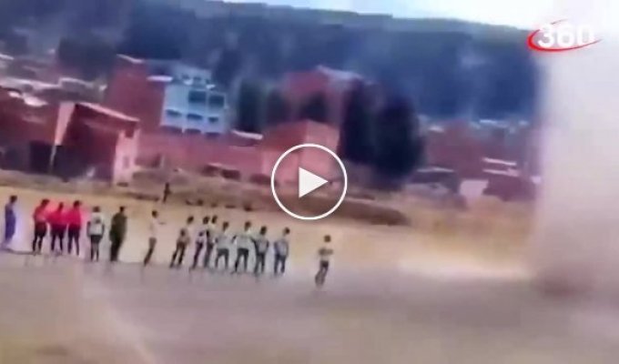 В Боливии футбольный матч был отложен из-за появившегося на поле «пылевого дьявола»