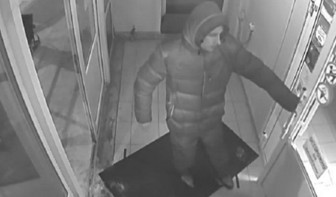 В Омске вооруженный веткой мужчина попытался ограбить магазин (4 фото)