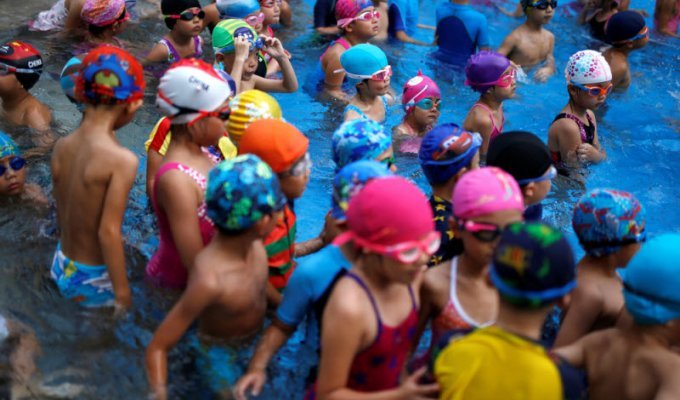 Детская школа плаванья в Китае (15 фото)