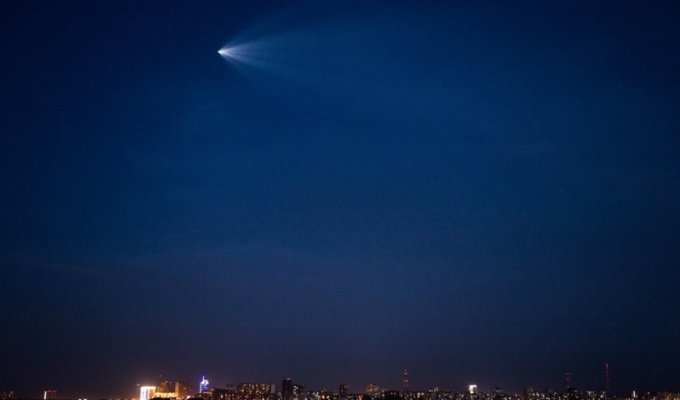 Новосибирцев заинтриговал пролетающий над городом светящийся объект (3 фото + 1 видео)