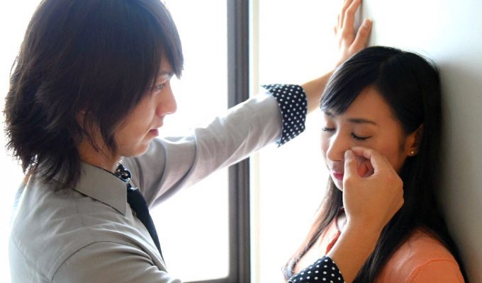 Японки теперь могут нанять человека, который будет вытирать им слезы на работе (4 фото)
