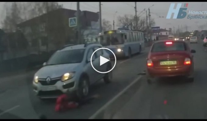В Брянске сняли страшное видео наезда машины на 22-летнюю девушку
