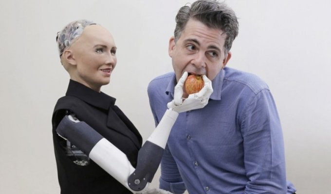 Создатель робота Софии заявил, что к 2045 году люди начнут вступать в брак с андроидами (7 фото)