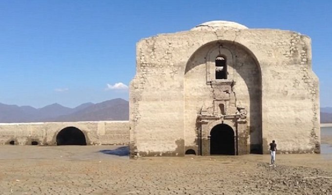 Засуха в Мексике открыла 400-летний храм (8 фото)