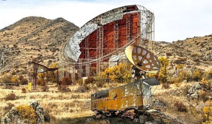 Недостроенный конденсатор солнечной энергии в горах Арагацского научного центра (42 фото)