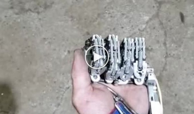 Инженер-механик изготовил себе механический протез пальцев кисти