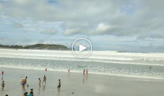 На пляже в Рио-де-Жанейро огромная волна застала врасплох туристов