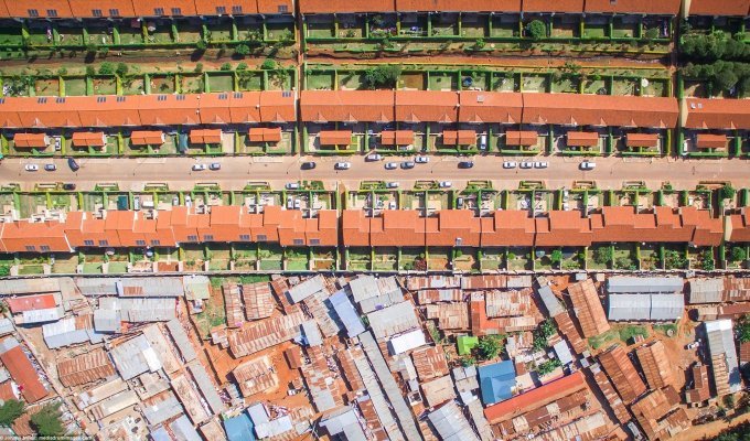 Пригород и трущобы: социальное неравенство в аэрофотографиях Джонни Миллера (16 фото + 1 видео)