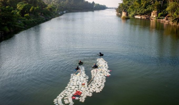 Бабушки, которые плавают по 3 км с 200 канистрами за спиной, чтобы набрать чистой воды (4 фото)